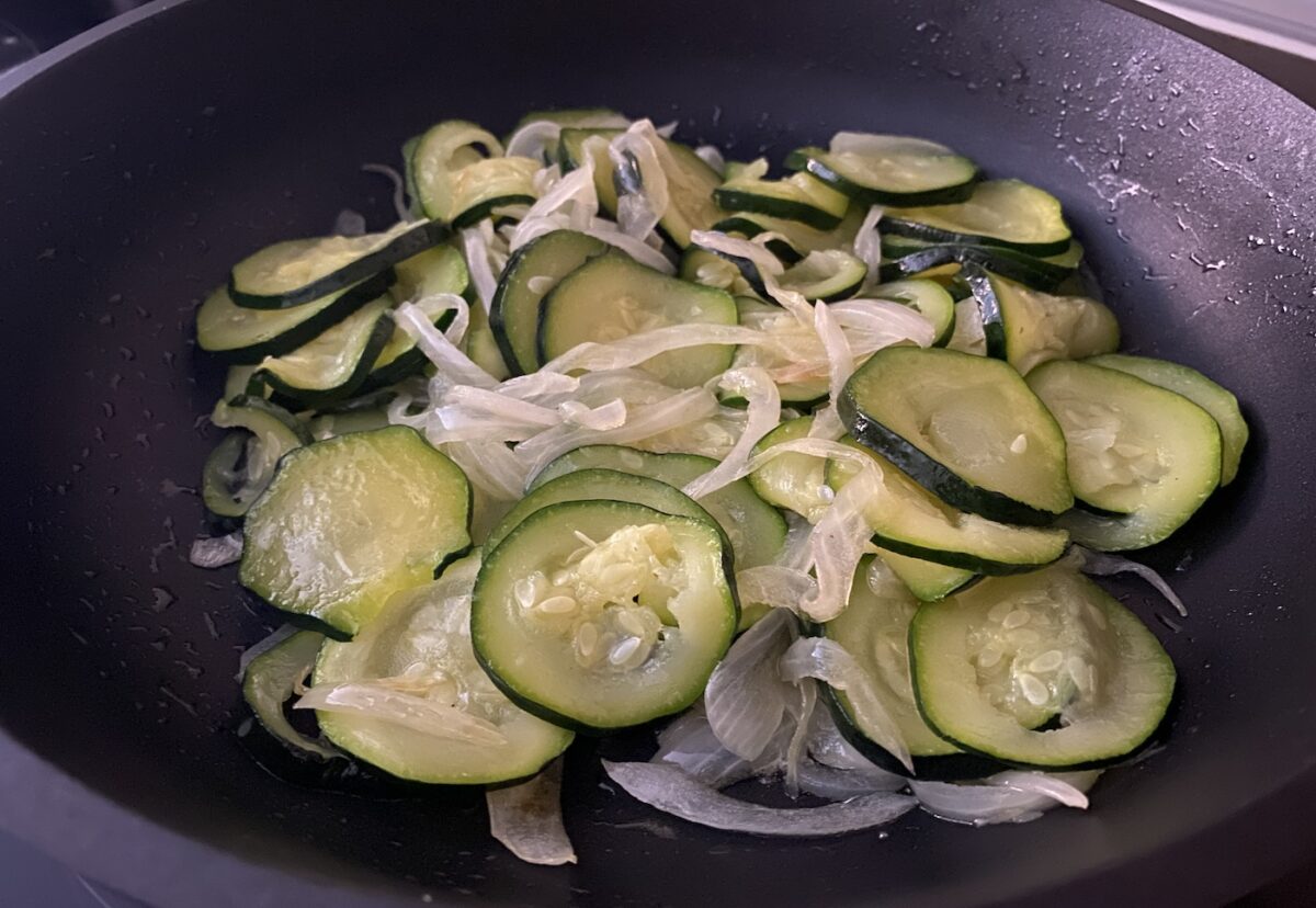Tortilla de calabacín y cebolla. Una receta muy fácil y saludable