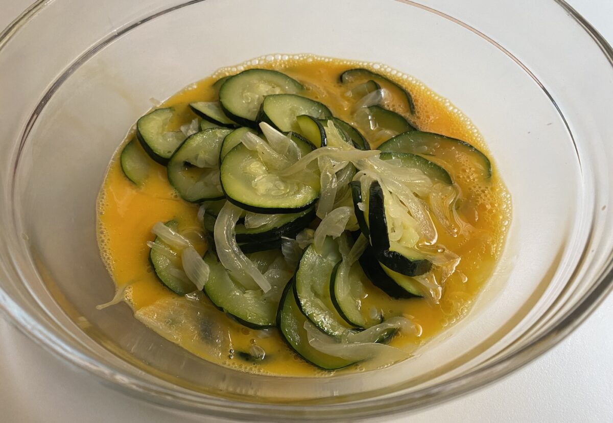 Tortilla de calabacín y cebolla. Una receta muy fácil y saludable