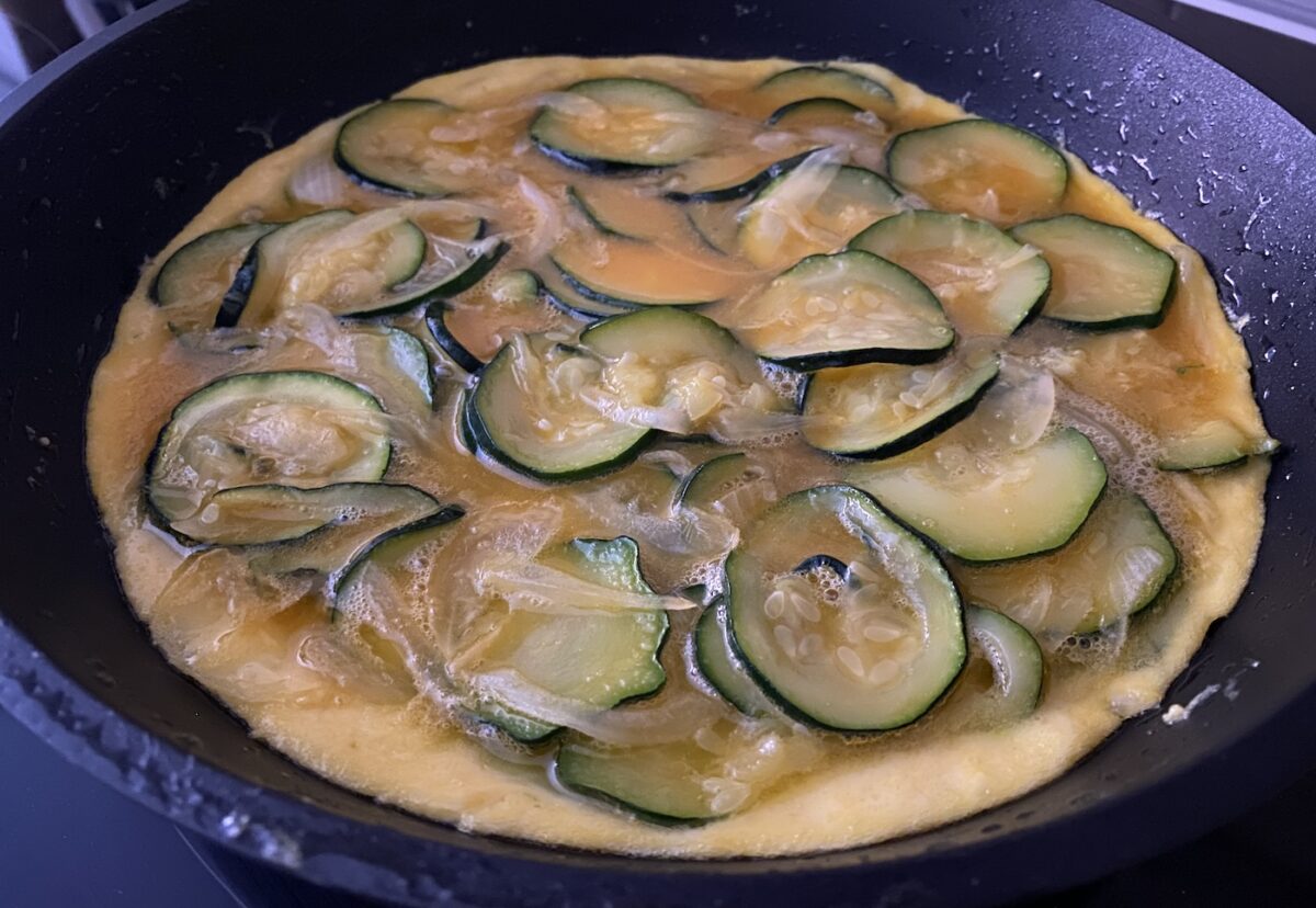 Tortilla de calabacín y cebolla. Una receta muy fácil y saludable