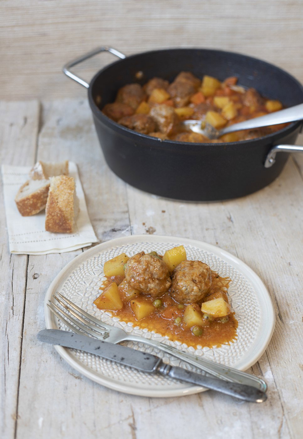 Albóndigas con patatas. Una receta clásica y muy sencilla
