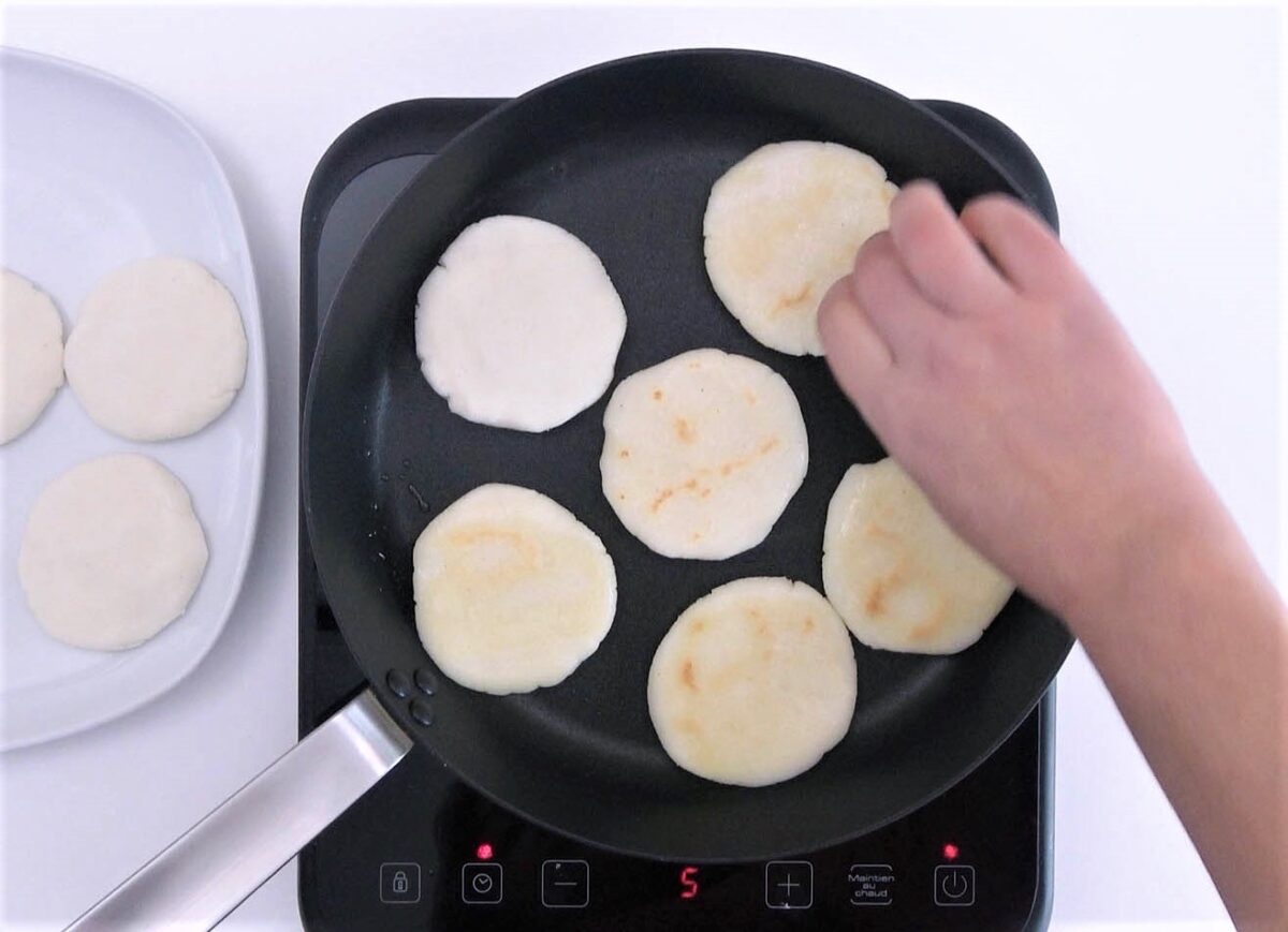 arepas rellenas de pollo aguacate y mayonesa paso 16
