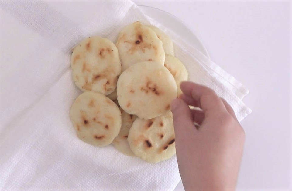 arepas rellenas de pollo aguacate y mayonesa paso 17