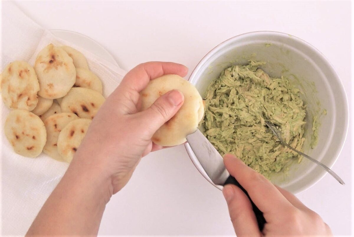 arepas rellenas de pollo aguacate y mayonesa paso 18