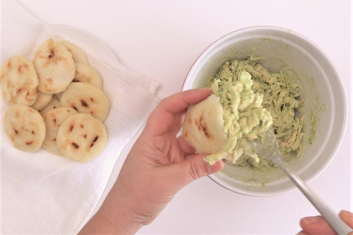 arepas rellenas de pollo aguacate y mayonesa paso 19