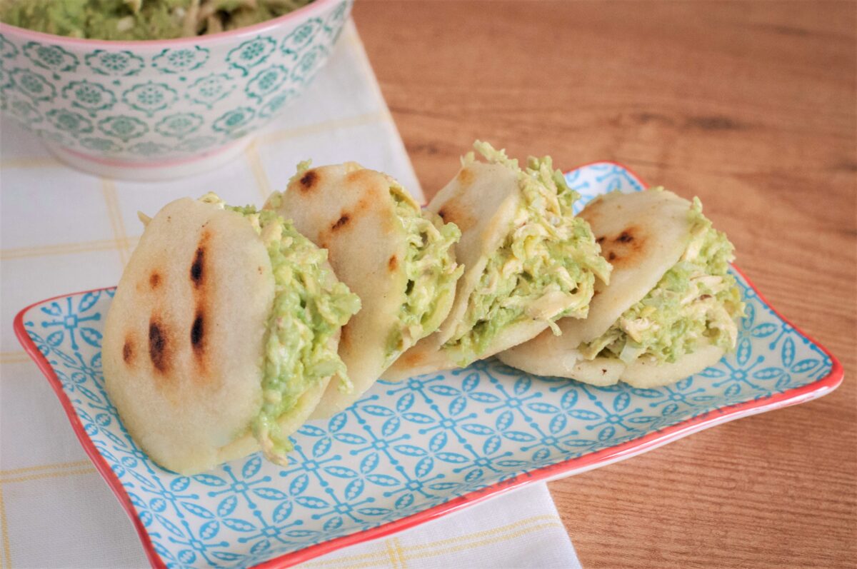 arepas rellenas de pollo aguacate y mayonesa paso 20