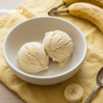 Helado de plátano maduro, cremoso y con sabor limpio a fruta
