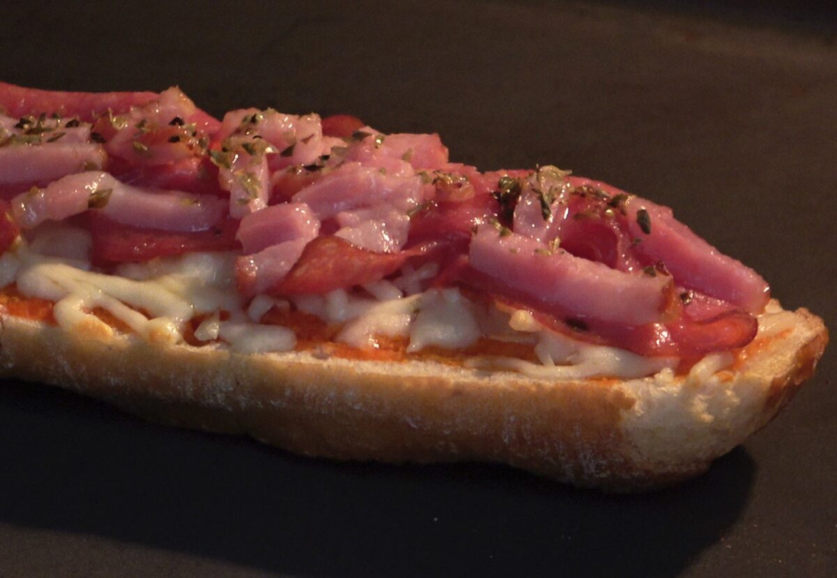Pan pizza de salami con bacon y queso mozzarella