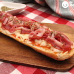 Pan pizza de salami con bacon y queso mozzarella