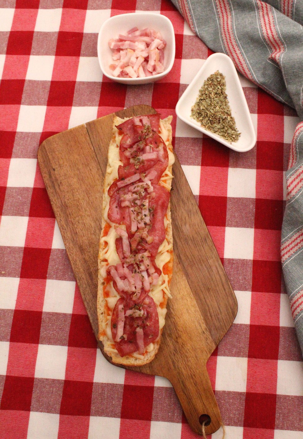 Pan pizza de salami con bacon y queso mozzarella