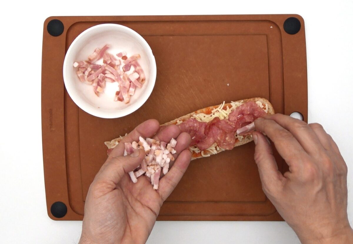 Pan pizza de salami con bacon y queso mozzarella