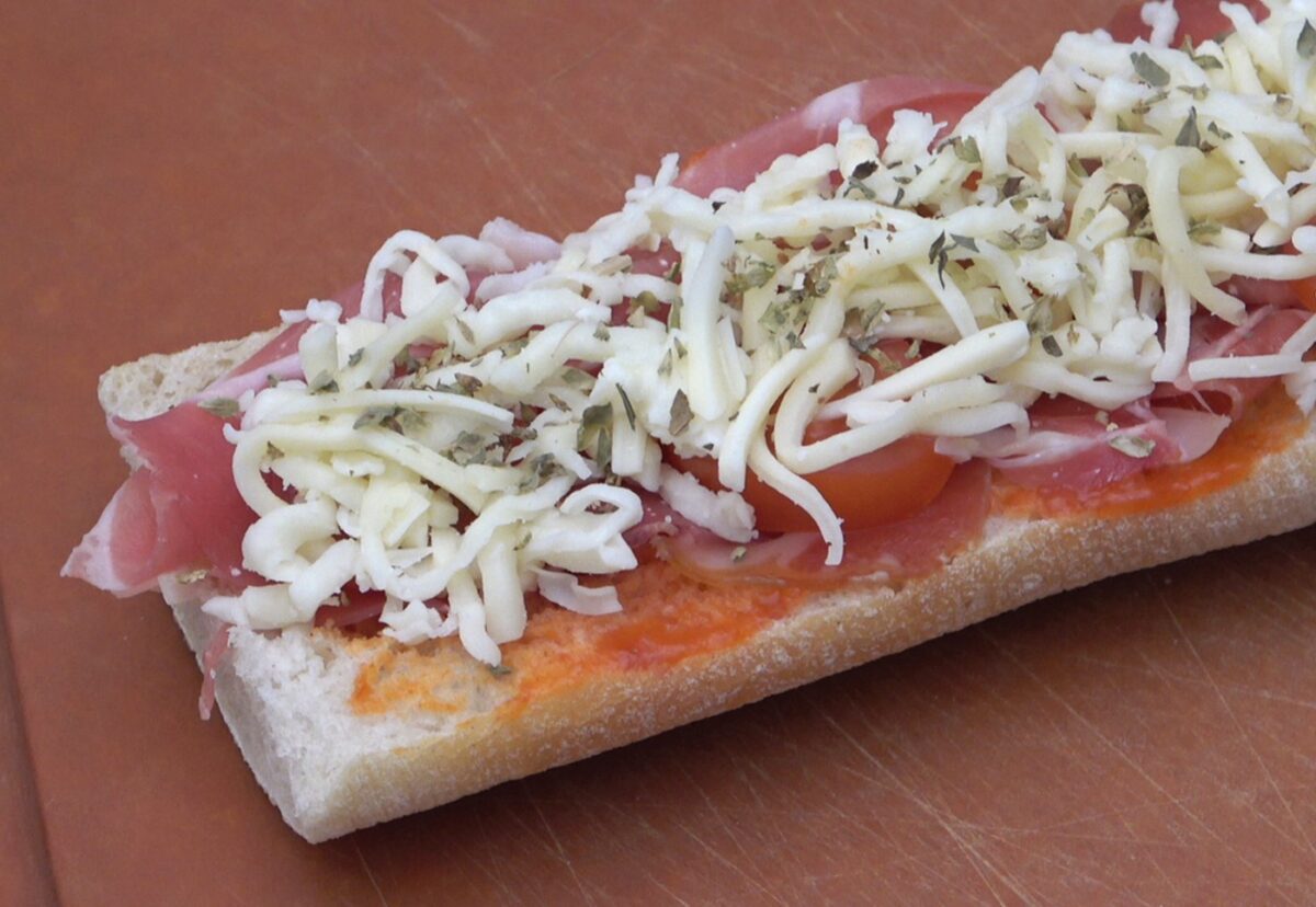 Pan pizza de jamón con queso mozzarella y tomatitos cherry
