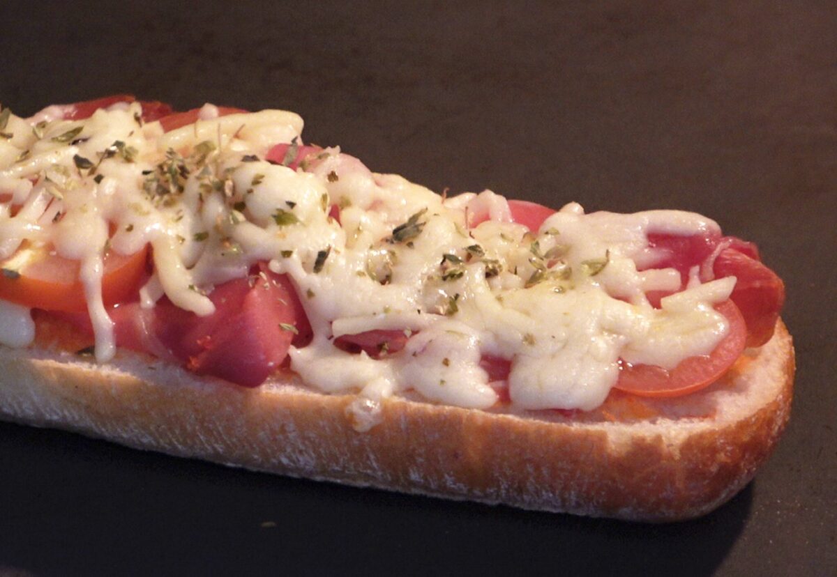 Pan pizza de jamón con queso mozzarella y tomatitos cherry