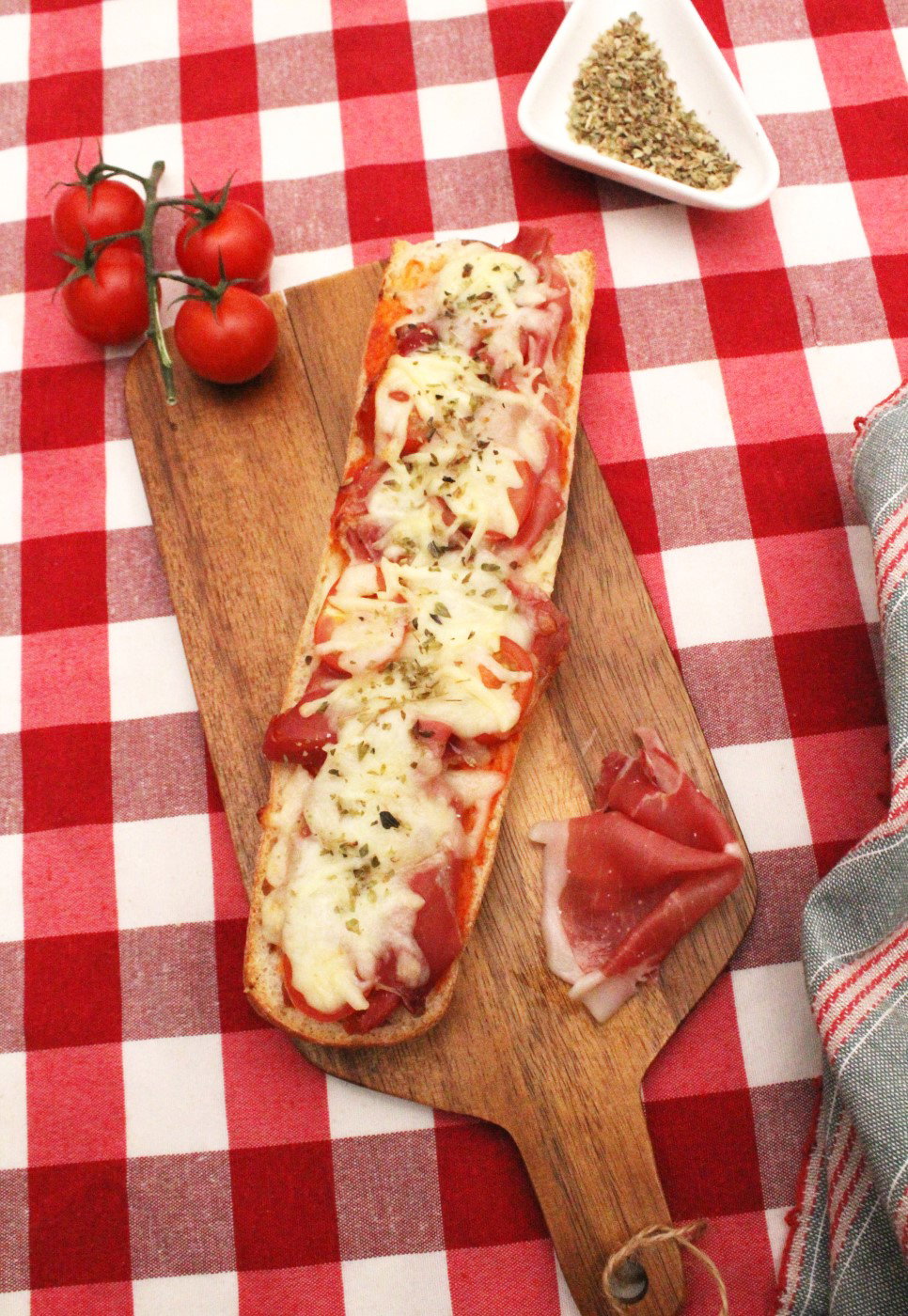 Pan pizza de jamón con queso mozzarella y tomatitos cherry