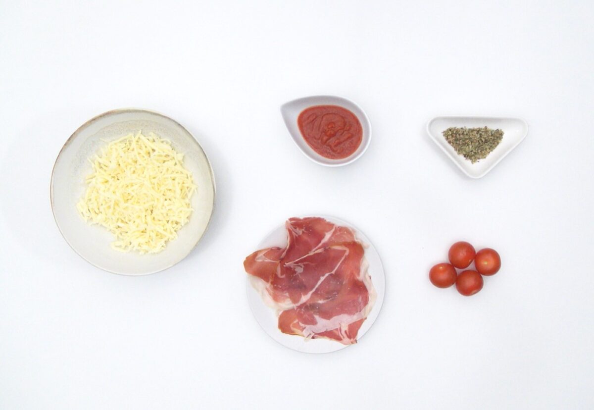 Pan pizza de jamón con queso mozzarella y tomatitos cherry
