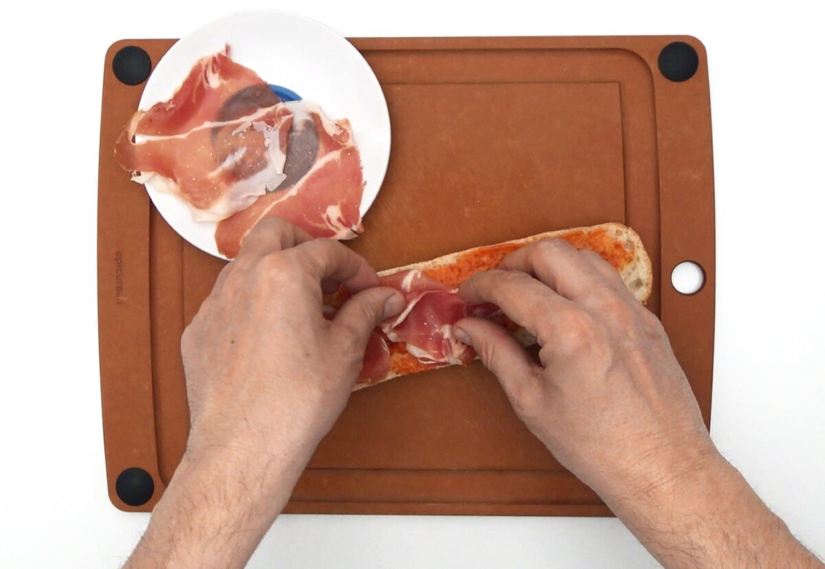 Pan pizza de jamón con queso mozzarella y tomatitos cherry