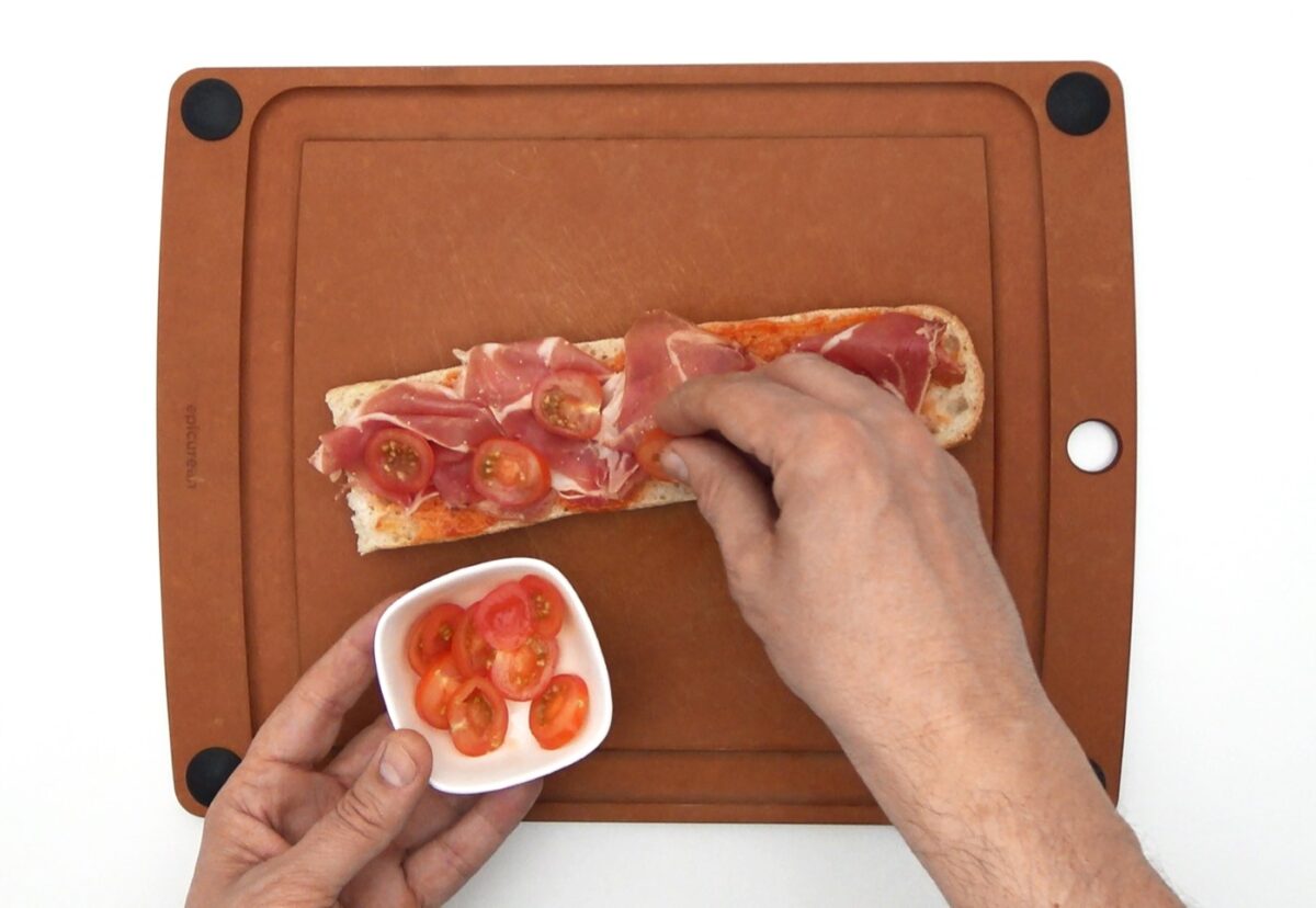 Pan pizza de jamón con queso mozzarella y tomatitos cherry