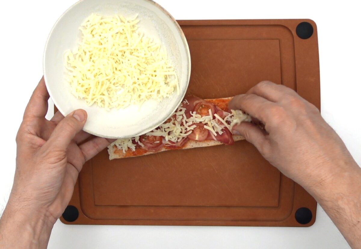 Pan pizza de jamón con queso mozzarella y tomatitos cherry