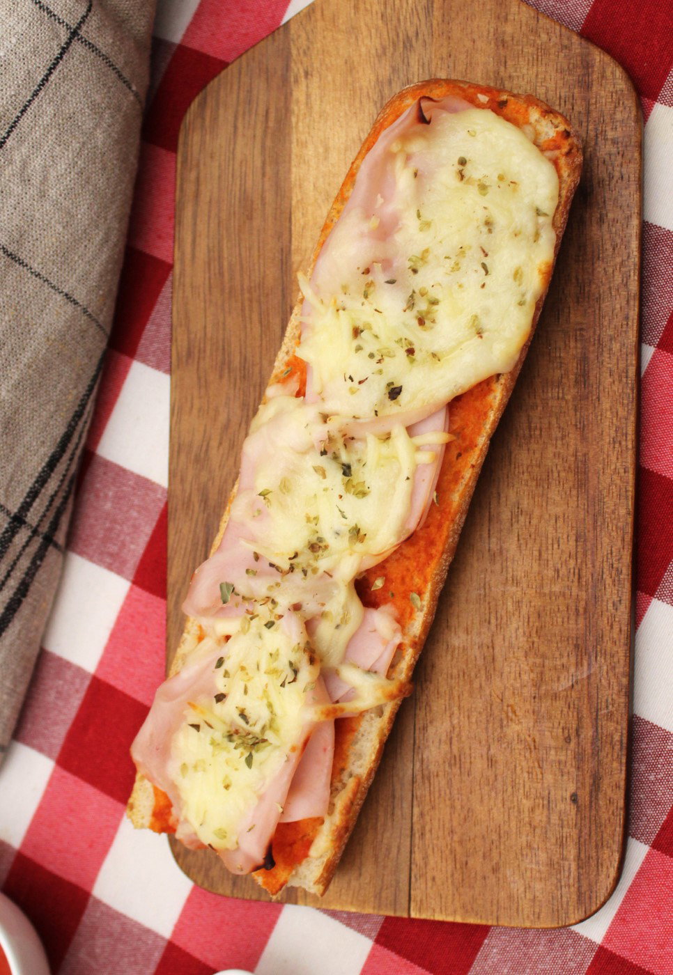 Pan pizza de pechuga de pavo con queso rallado y salsa de tomate