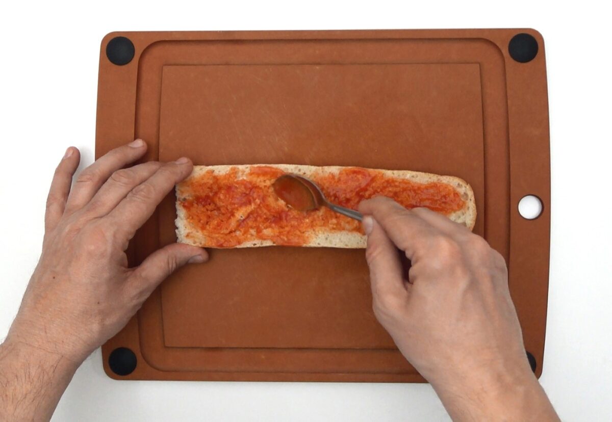 Pan pizza de pechuga de pavo con queso rallado y salsa de tomate
