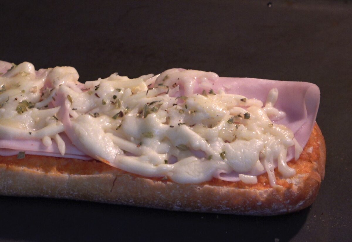 Pan pizza de pechuga de pavo con queso rallado y salsa de tomate