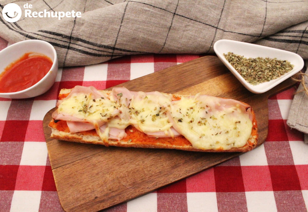 Pan pizza de pechuga de pavo con queso rallado y salsa de tomate