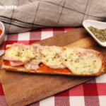 Pan pizza de pechuga de pavo con queso rallado y salsa de tomate