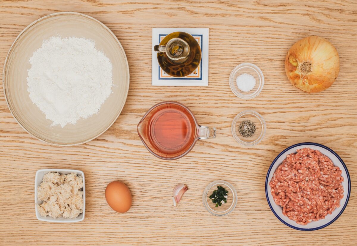 Albóndigas en salsa de cebolla con ingredientes económicos