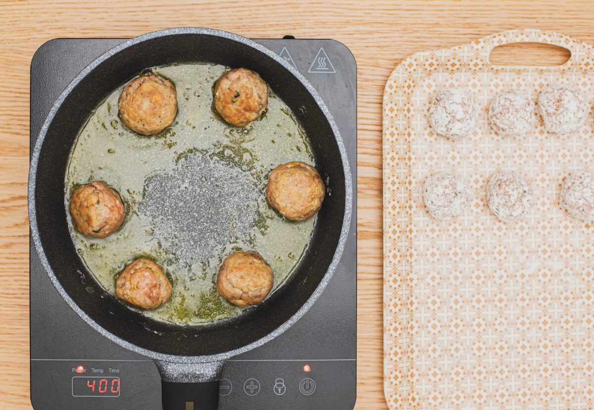 Albóndigas en salsa de cebolla con ingredientes económicos