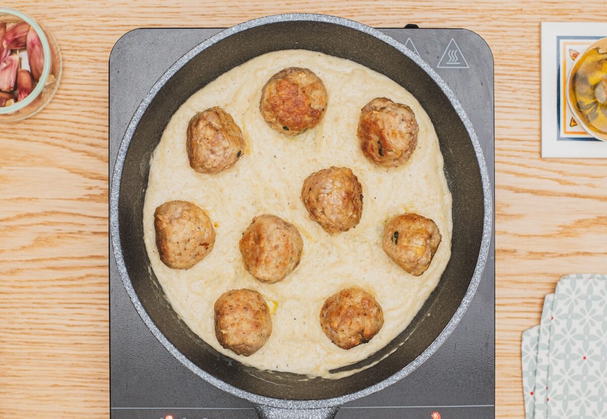 Albóndigas en salsa de cebolla con ingredientes económicos