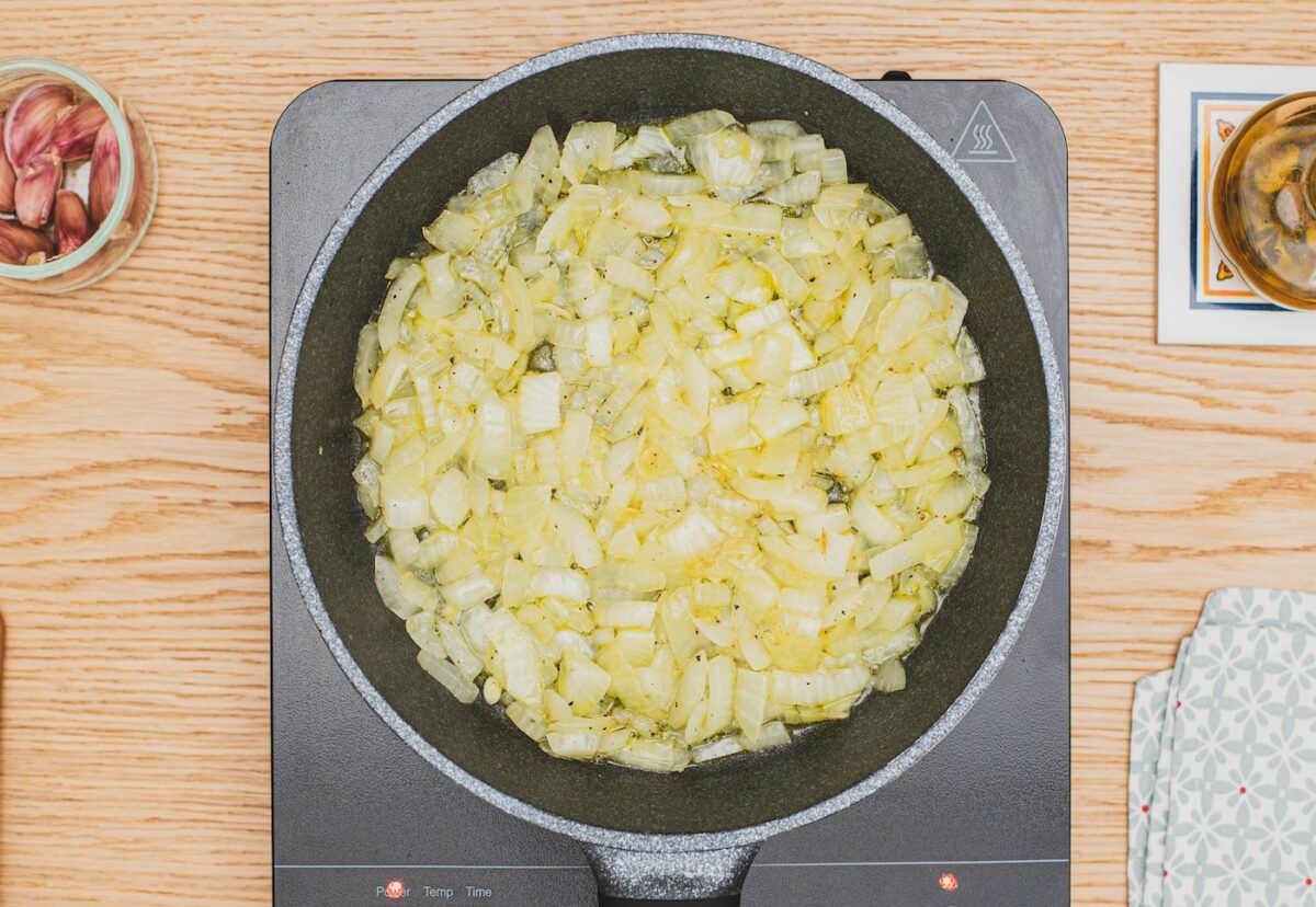 Albóndigas en salsa de cebolla con ingredientes económicos
