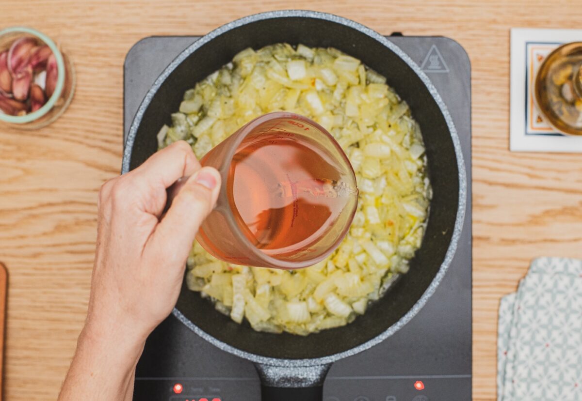 Albóndigas en salsa de cebolla con ingredientes económicos