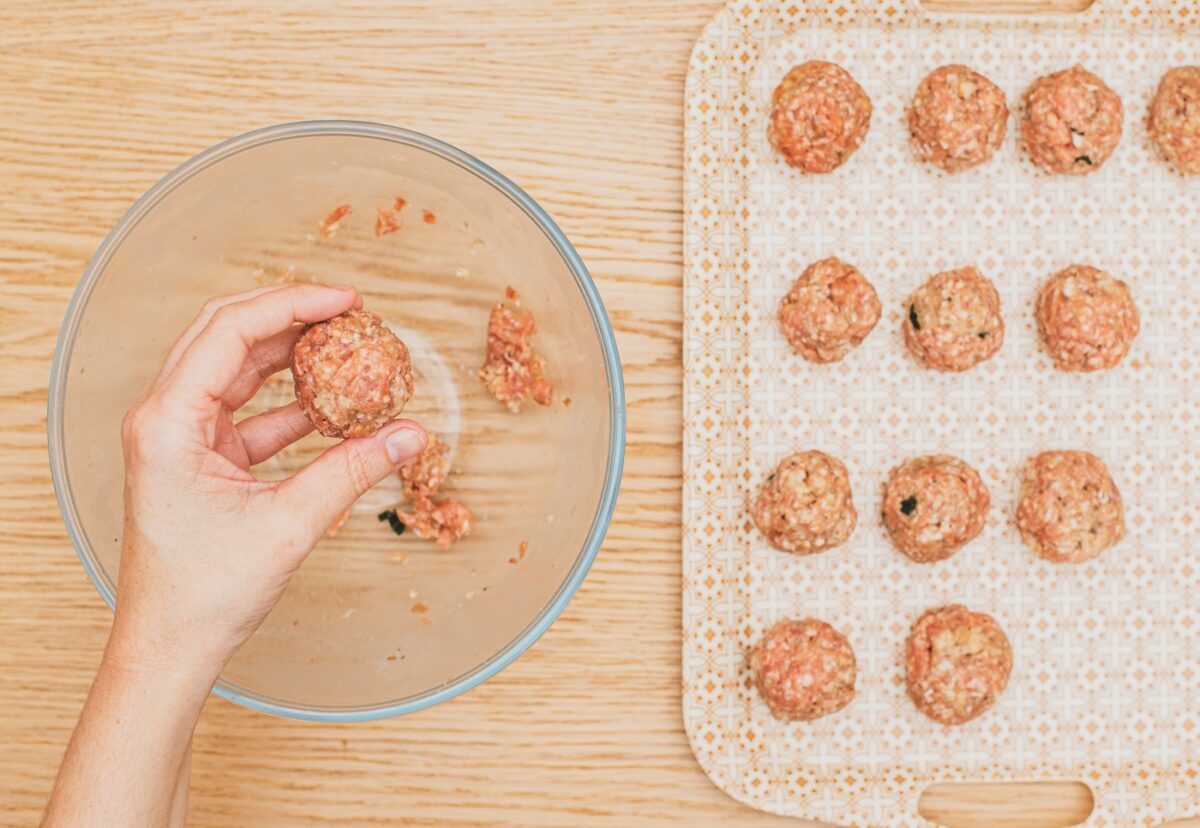 Albóndigas en salsa de cebolla con ingredientes económicos