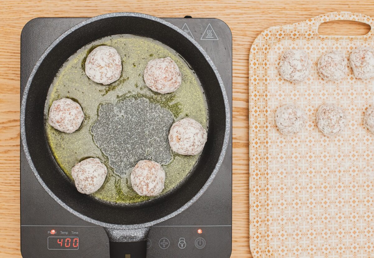 Albóndigas en salsa de cebolla con ingredientes económicos