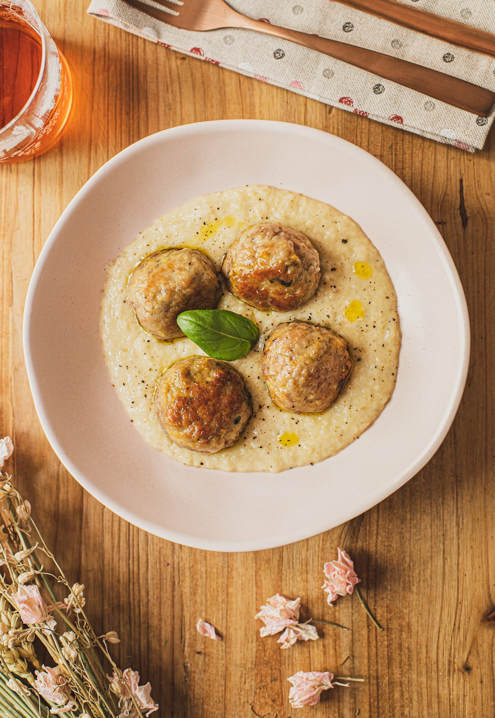 Albóndigas en salsa de cebolla con ingredientes económicos