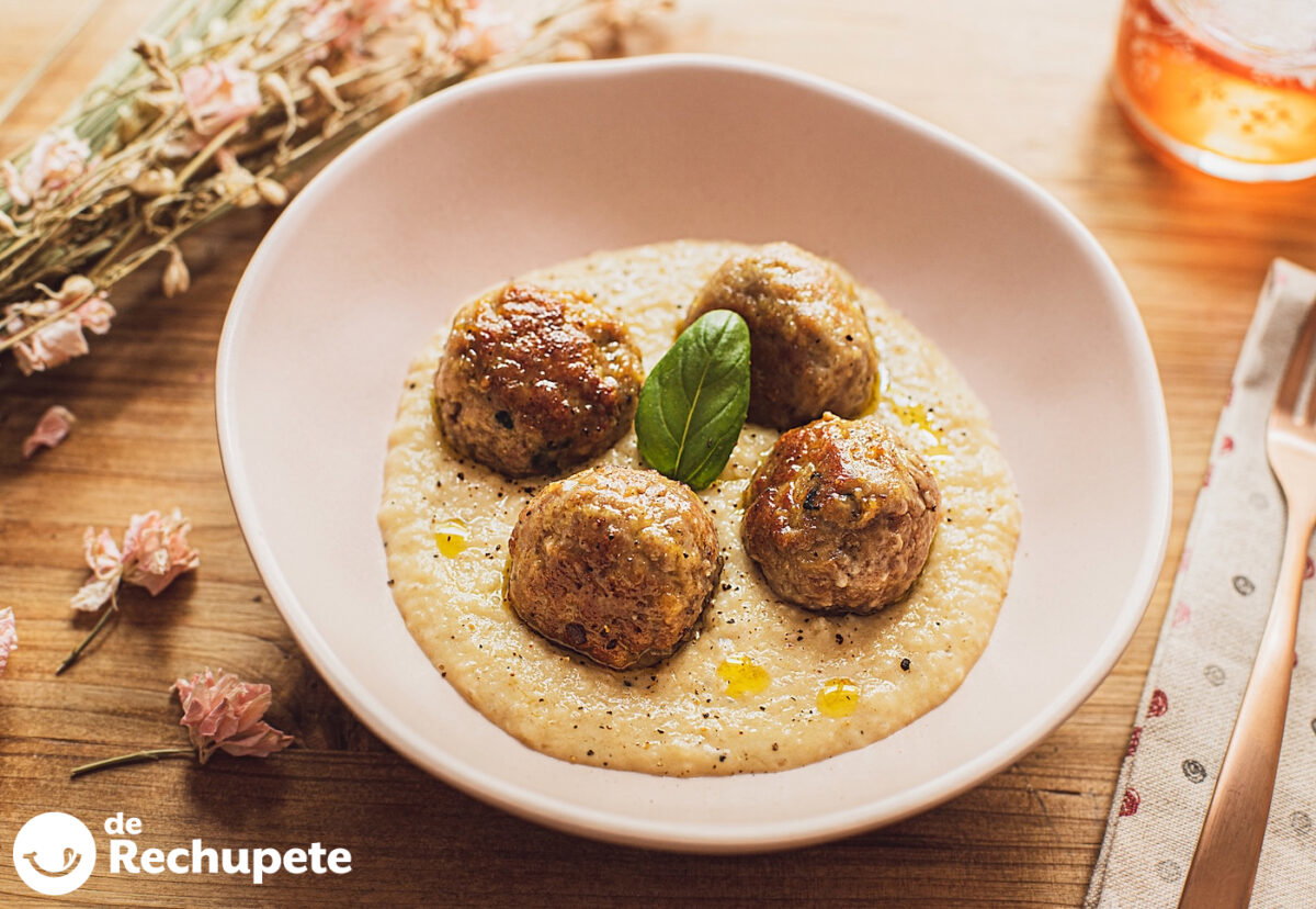 Albóndigas en salsa de cebolla con ingredientes de andar por casa