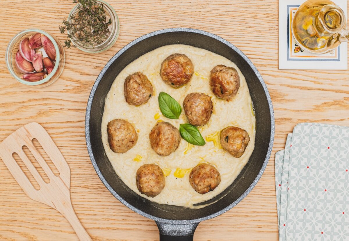 Albóndigas en salsa de cebolla con ingredientes económicos