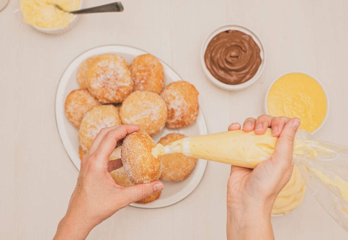 Berlinas o donas rellenas de cremas pasteleras variadas 
