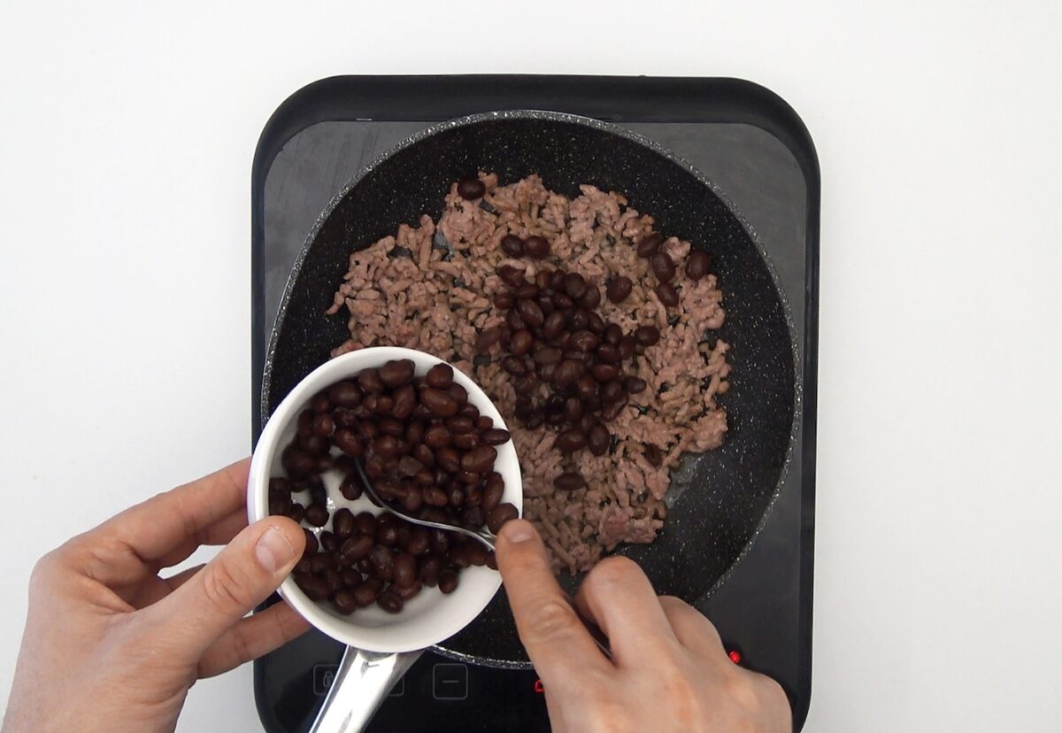 Burritos de carne picada y frijoles paso a paso