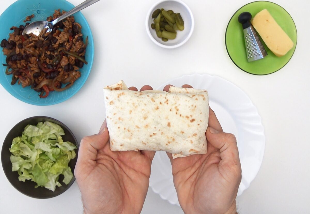 Burritos de carne picada y frijoles paso a paso