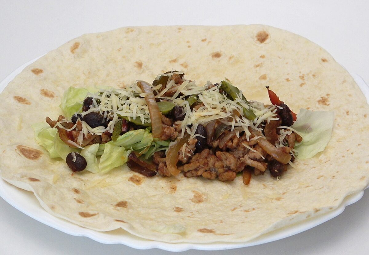Burritos de carne picada y frijoles paso a paso