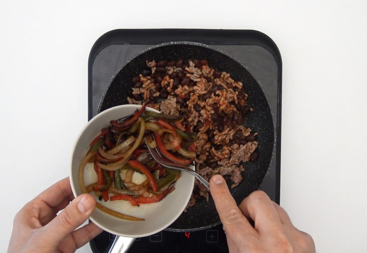 Burritos de carne picada y frijoles paso a paso