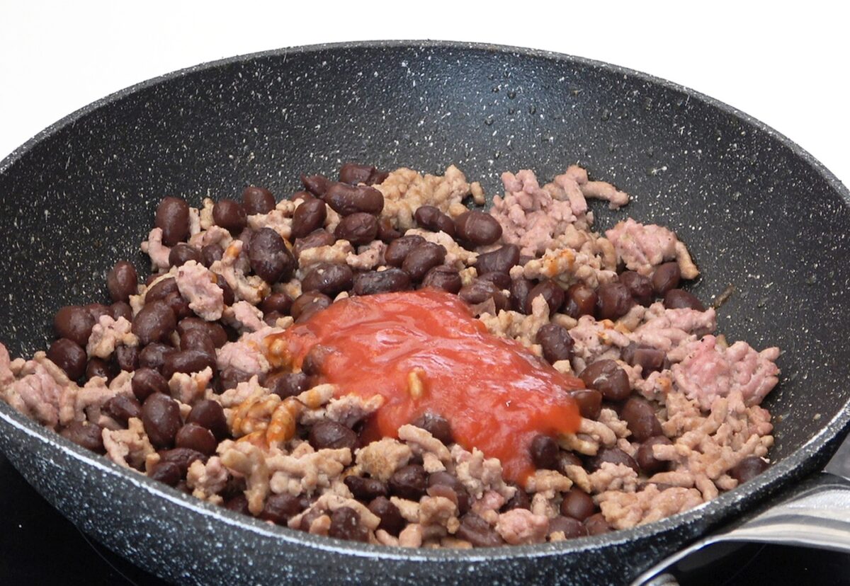 Burritos de carne picada y frijoles paso a paso