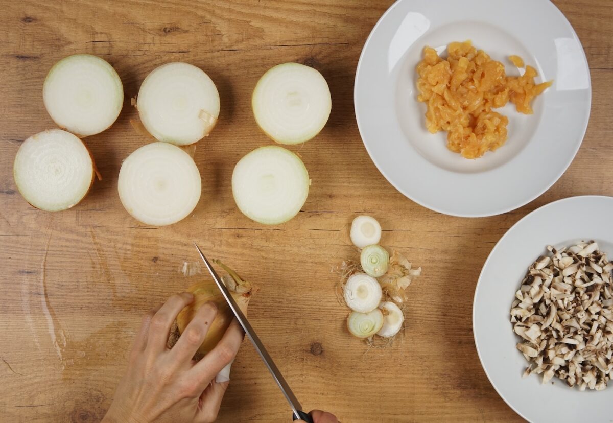 Cebollas rellenas con pollo y champiñones