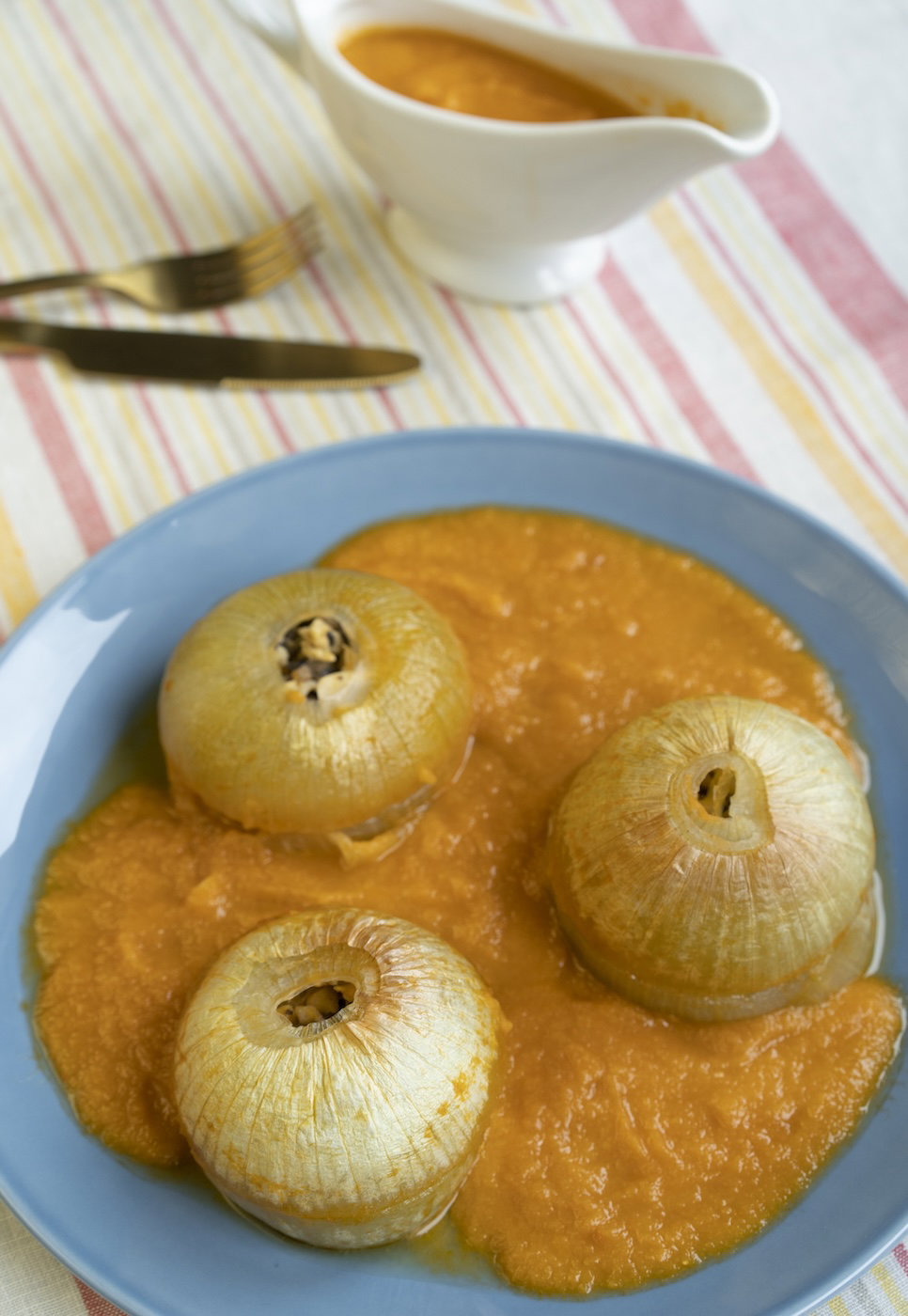 Cebollas rellenas con pollo y champiñones