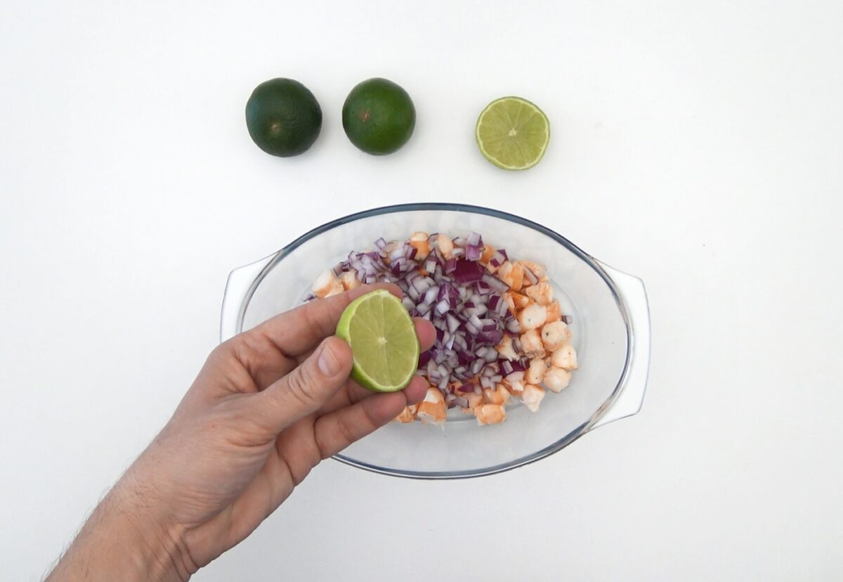 Ceviche de langostinos con aguacate paso a paso
