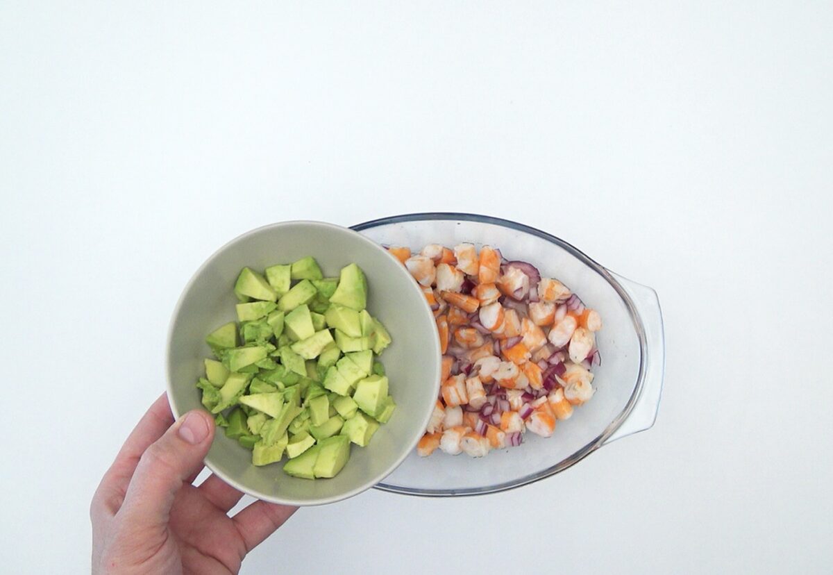 Ceviche de langostinos con aguacate paso a paso