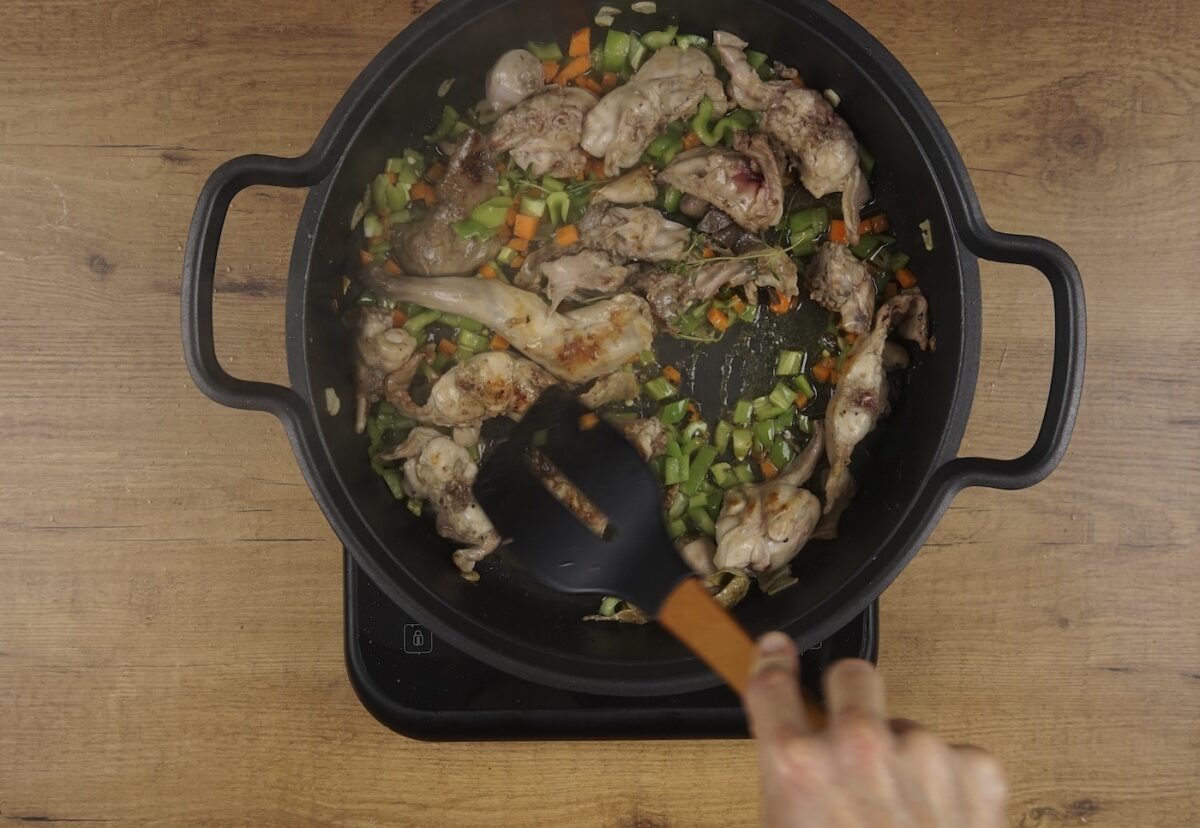 Conejo a la Cazadora. Una receta clásica y tradicional paso a paso