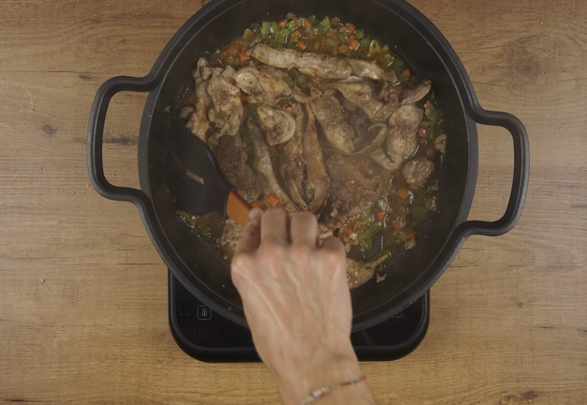 Conejo a la Cazadora. Una receta clásica y tradicional paso a paso