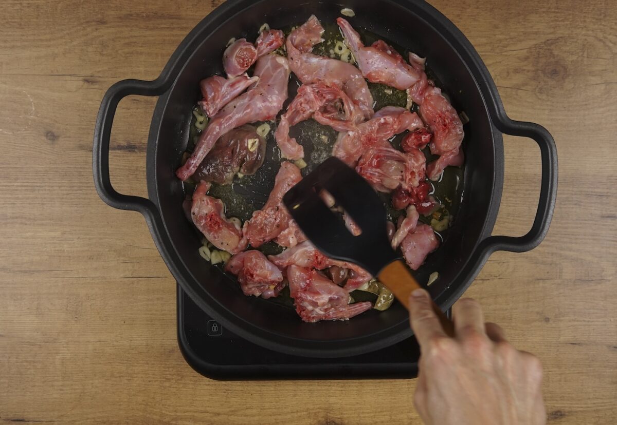 Conejo a la Cazadora. Una receta clásica y tradicional paso a paso