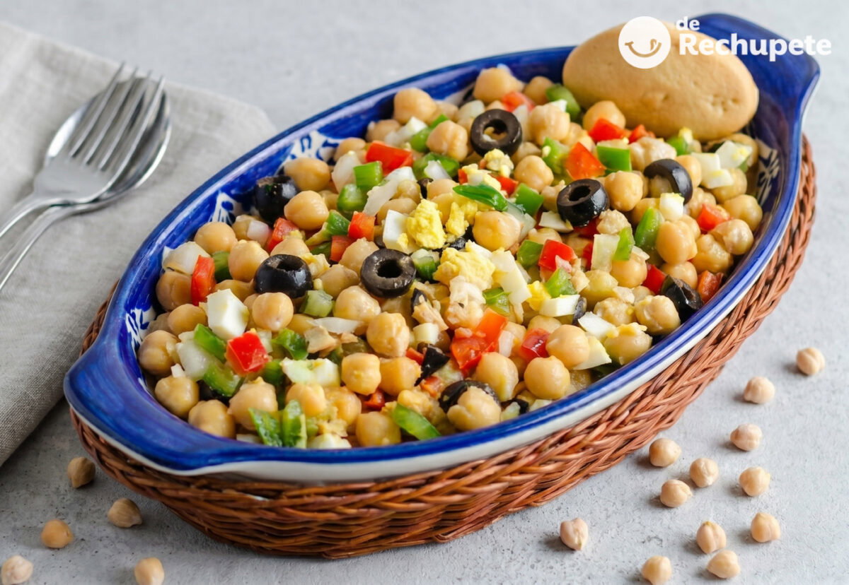 Ensalada de garbanzos con atún. Receta fácil, fresca y completa para comer legumbres en verano